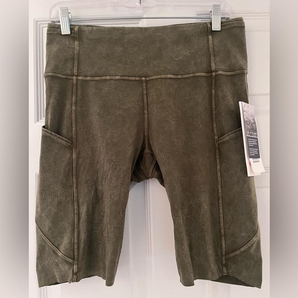 NWT Lululemon khaki shorts with pockets